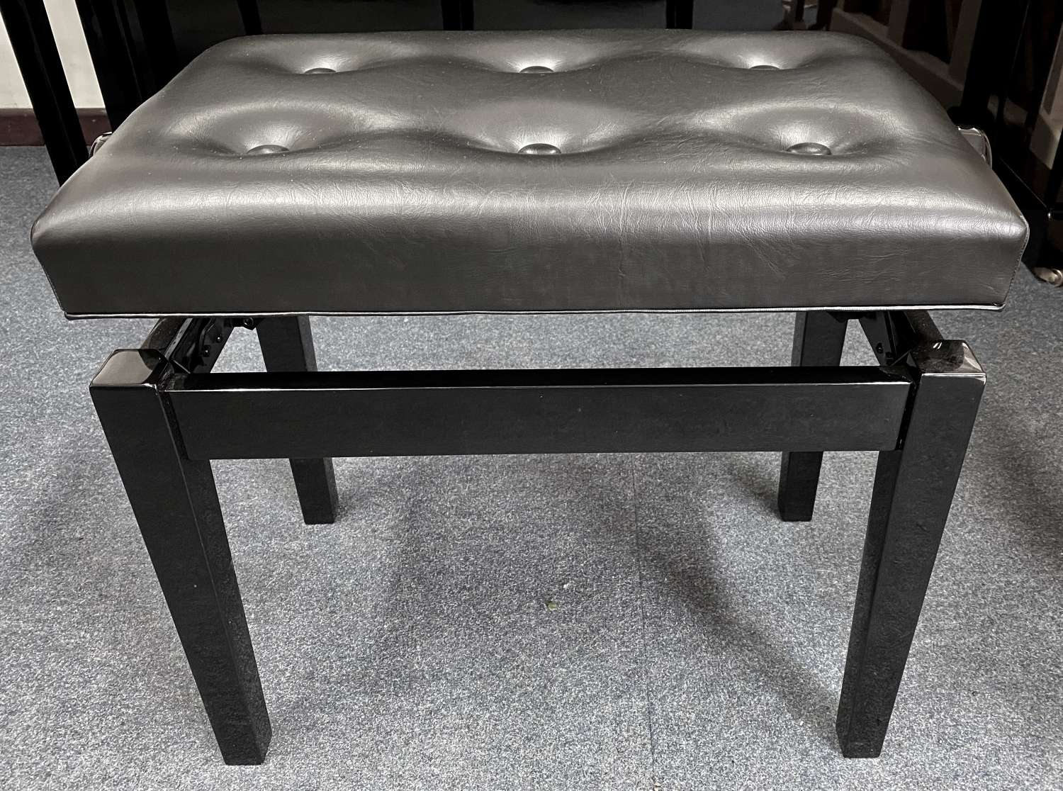 Adjustable solo stool black